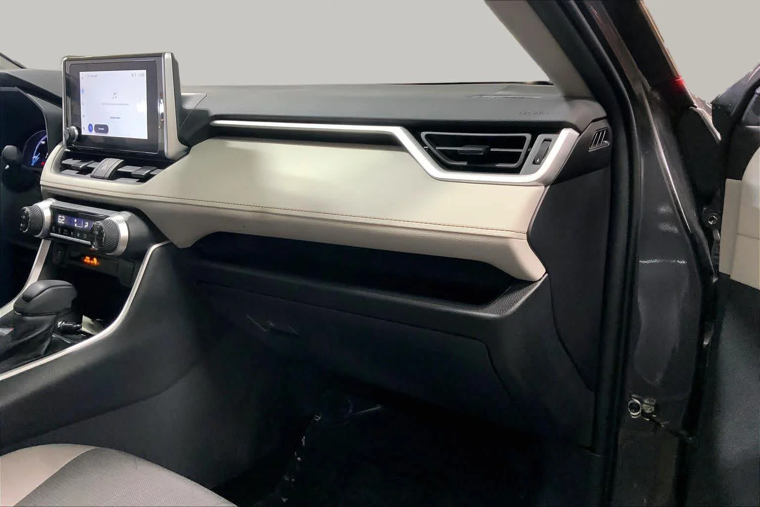 Used 2025 Magnetic Gray Metallic Toyota Hybrid XLE image 19