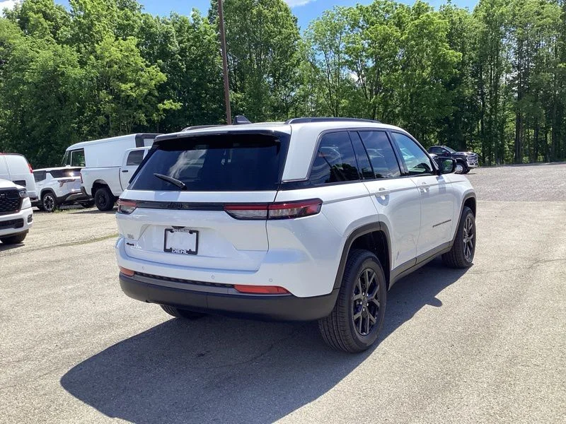New 2026 Bright White Clear-Coat Exterior Paint Jeep Altitude image 7