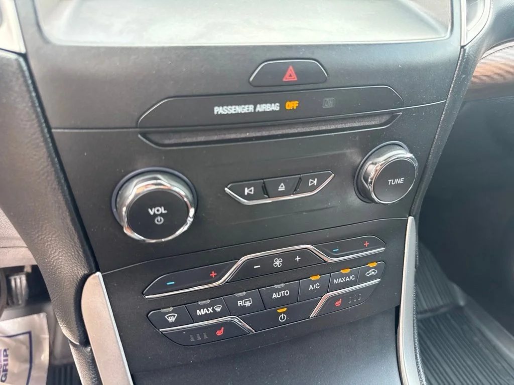 Used 2018 Shadow Black Ford SEL image 19