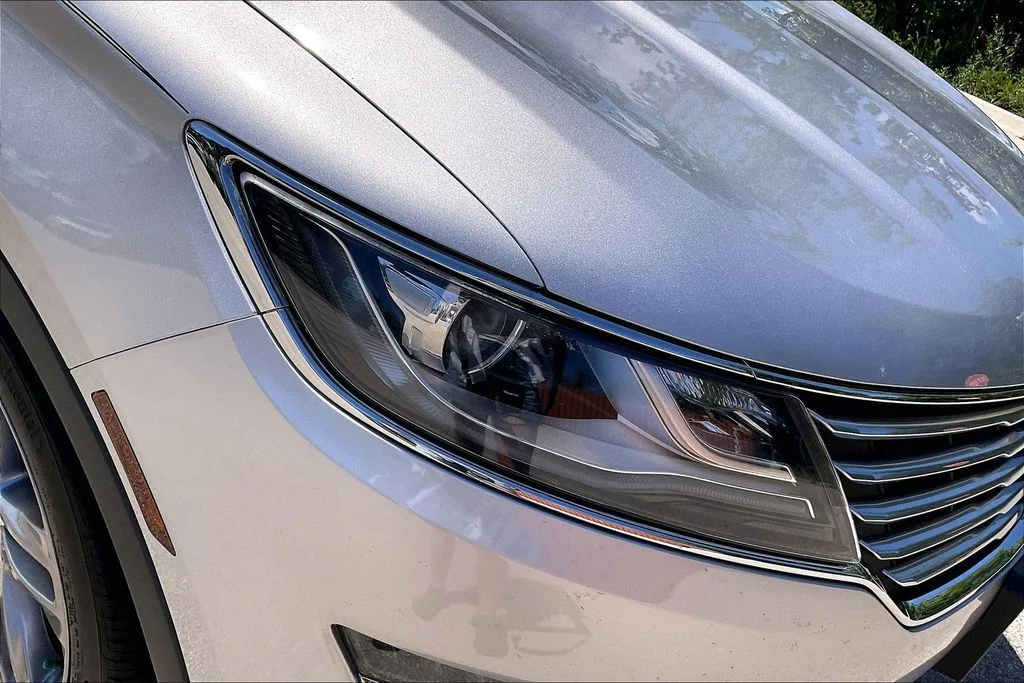 Used 2015 Silver Lincoln Base image 28