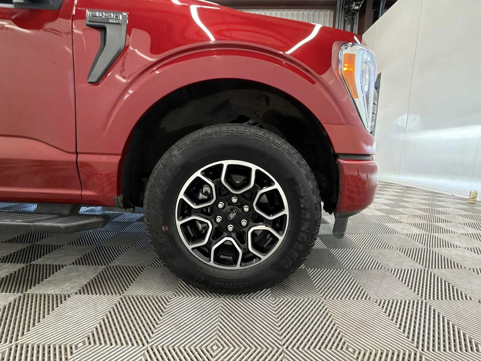 Used 2022 Rapid Red Metallic Tinted Clearcoat Ford XLT image 18