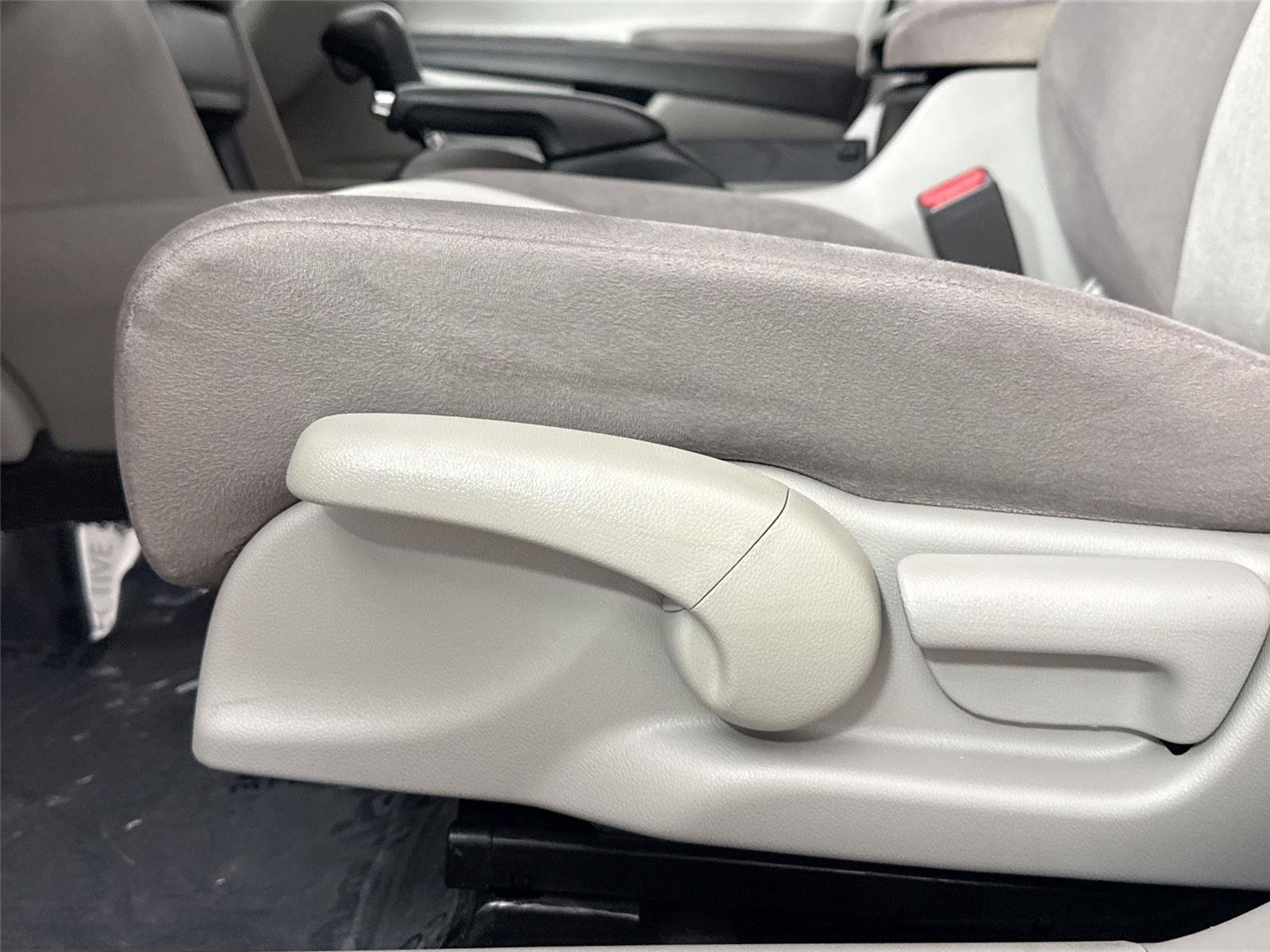 Used 2009 Alabaster Silver Metallic Honda LX image 24