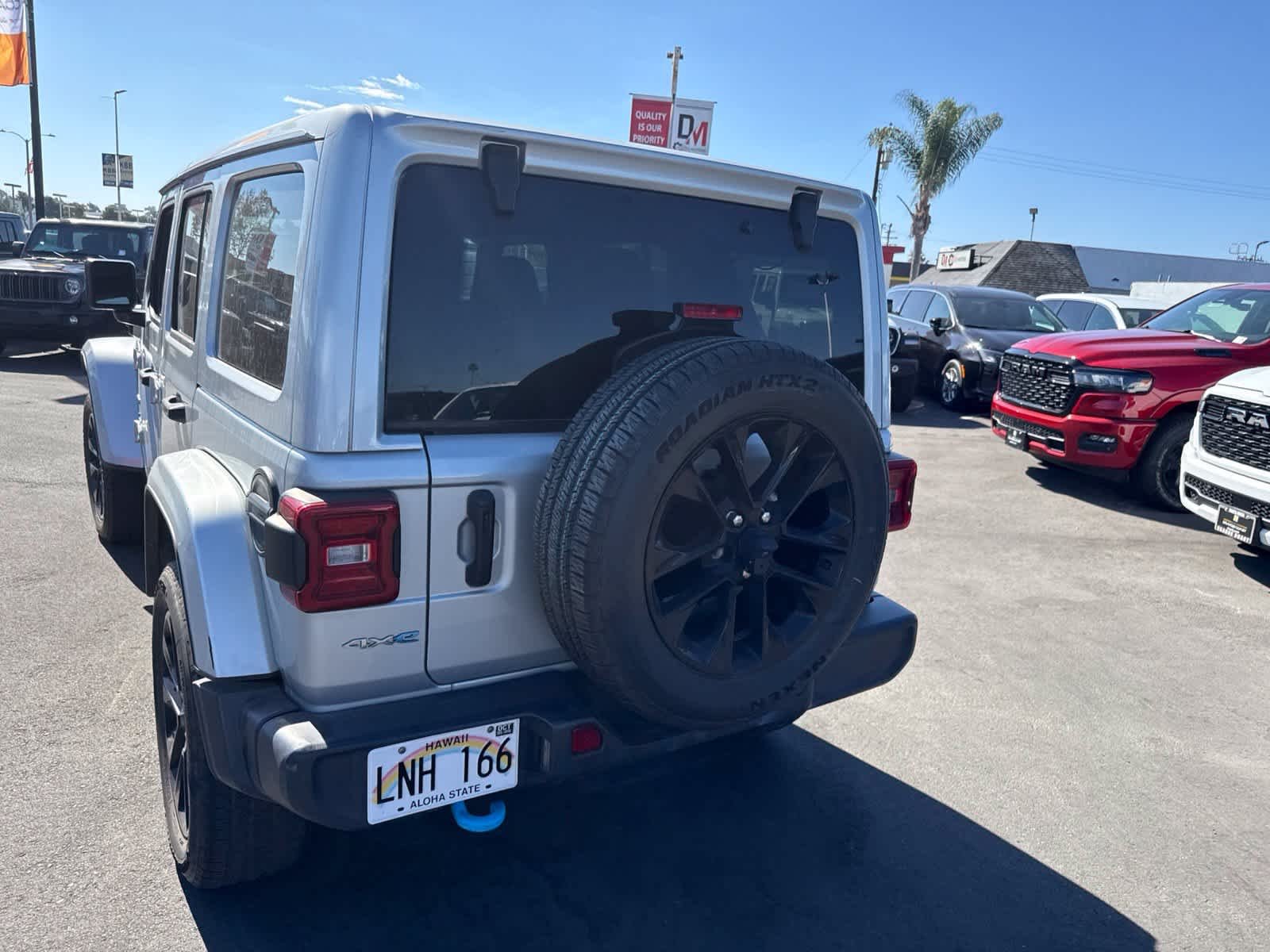 Used 2024 Silver Zynith Clearcoat Jeep Sahara image 21