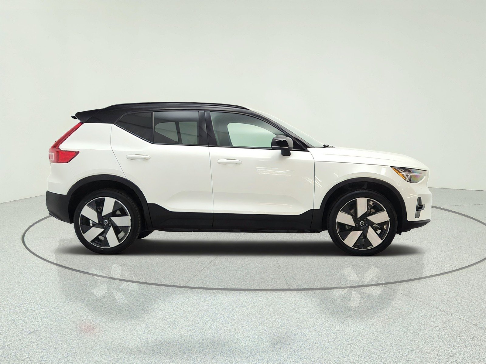 Used 2023 Crystal White Metallic Volvo Ultimate image 4
