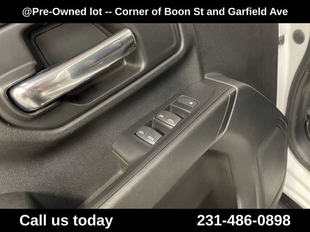 Used 2020 White GMC Base image 16