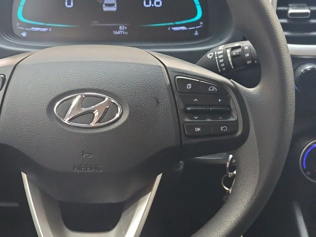 Used 2025 Lunar White Hyundai SE image 17