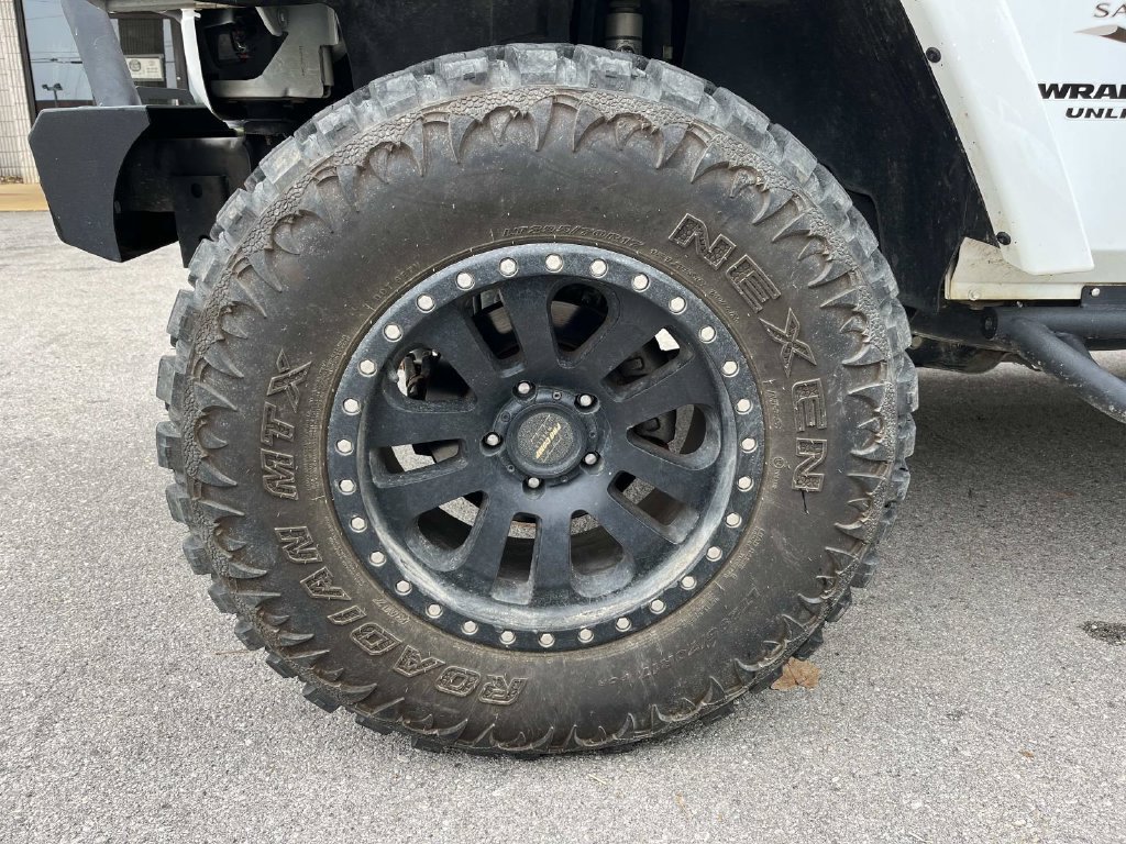Used 2016 White Jeep Unlimited Sahara image 15