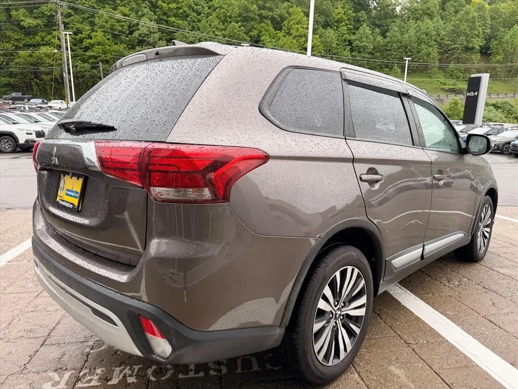 Used 2019  Mitsubishi SE image 14