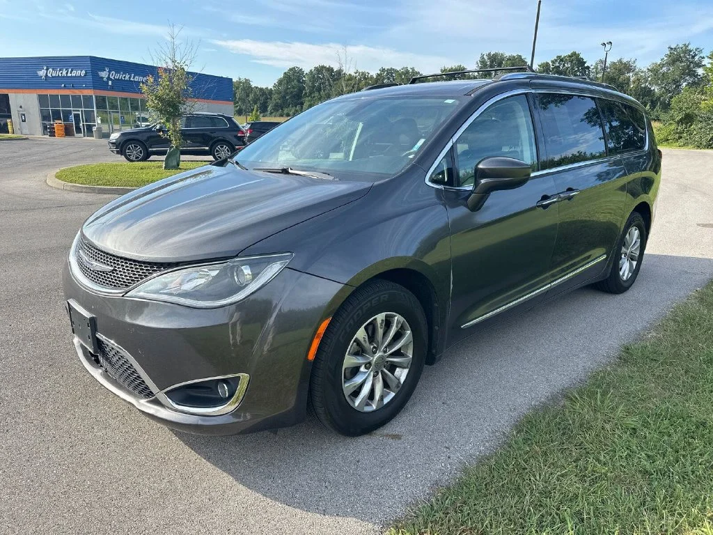 Used 2019 Crystal Metallic Chrysler Touring L image 3