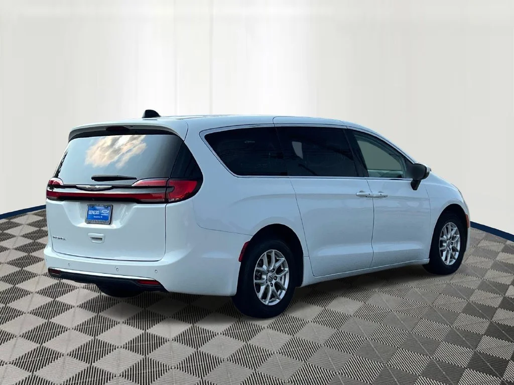 Used 2023 White Chrysler Touring L image 5