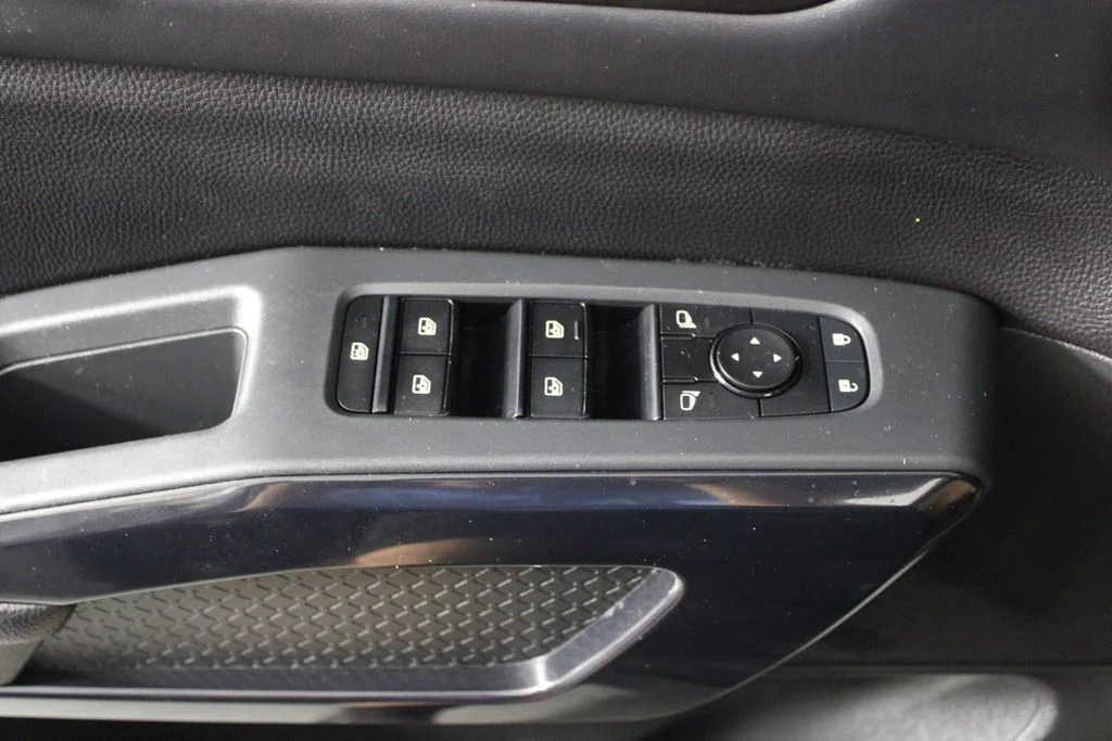 2025 Nissan Pathfinder SV - Photo 25