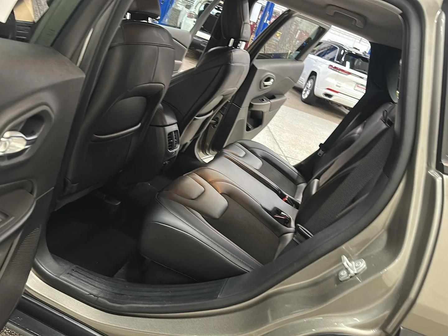 Used 2021 Olive Green Pearlcoat Jeep Trailhawk image 27