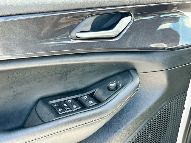 Used 2023 White/off-white Jeep Altitude X image 17