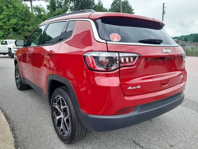 Used 2024  Jeep Latitude image 7