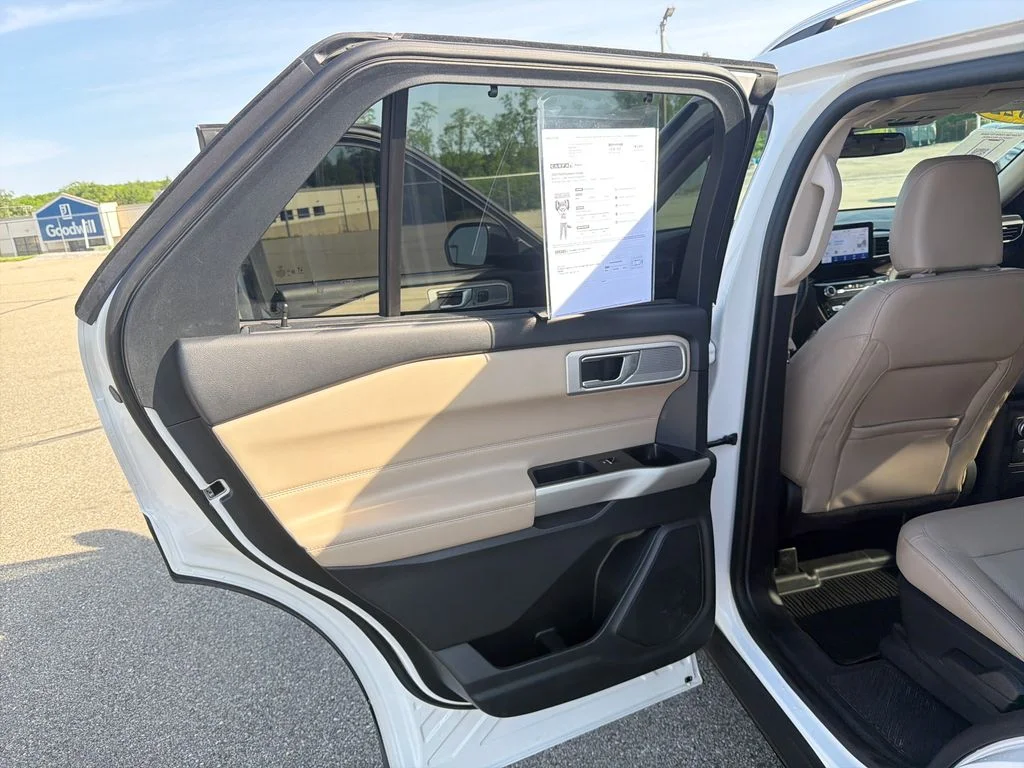 Used 2022 White Metallic Ford Limited image 16