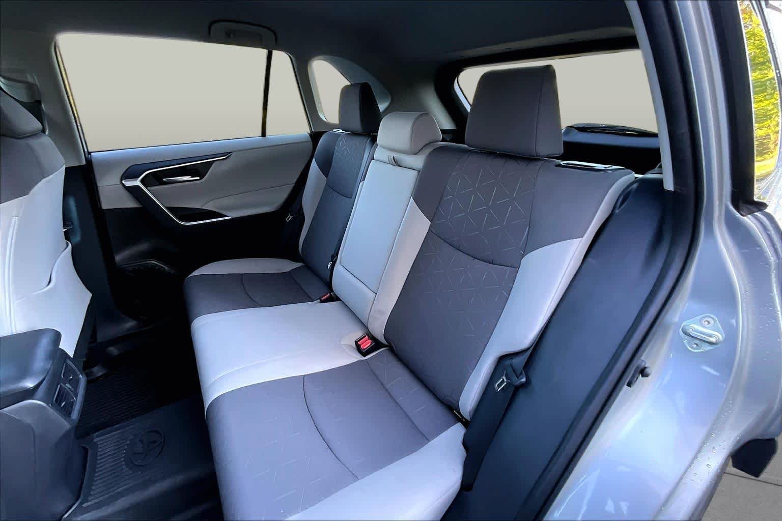 2025 Toyota RAV4 XLE - Photo 40
