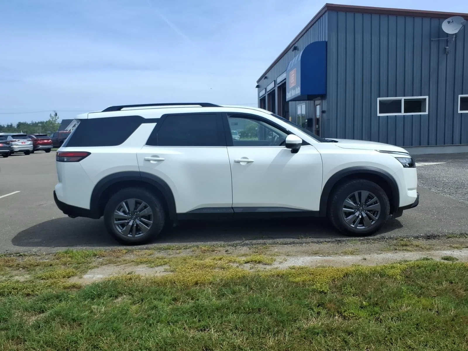 Used 2025 Glacier White Nissan SV image 4