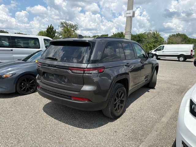 Used 2024 Baltic Gray Metallic Clearcoat Jeep Altitude image 3