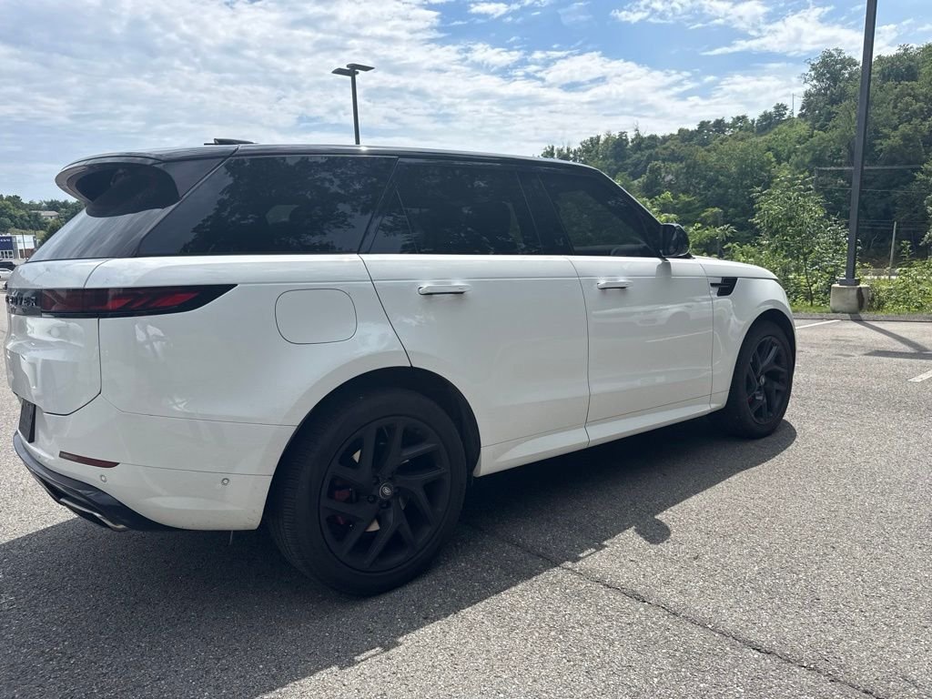 Used 2024 Fuji White Land Rover Dynamic SE image 5