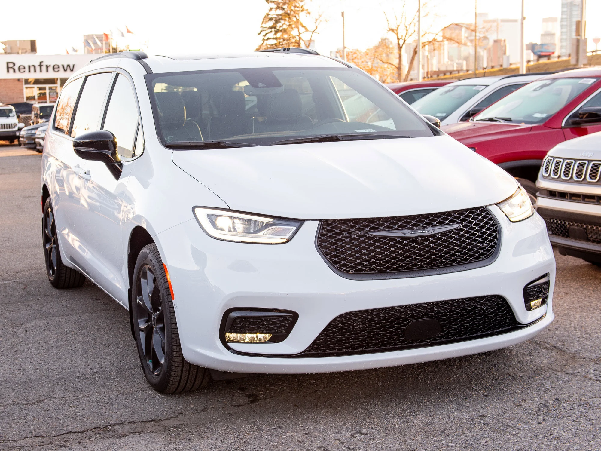 Used 2025 White Chrysler Limited* AWD, Safety Sphere, Panoramic Sunroof, Cooled/Heated Leather image 6