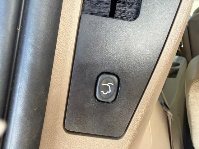Used 2015 White Chrysler Touring image 21