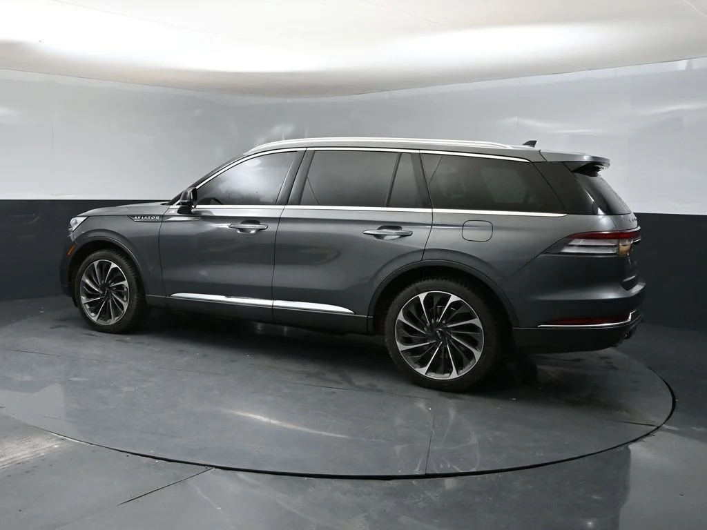 Used 2023 Gray Lincoln Reserve image 4