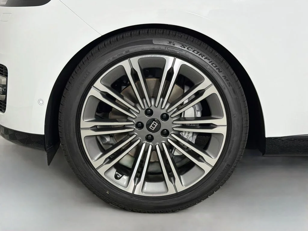 New 2027 Fuji White Land Rover SE image 33