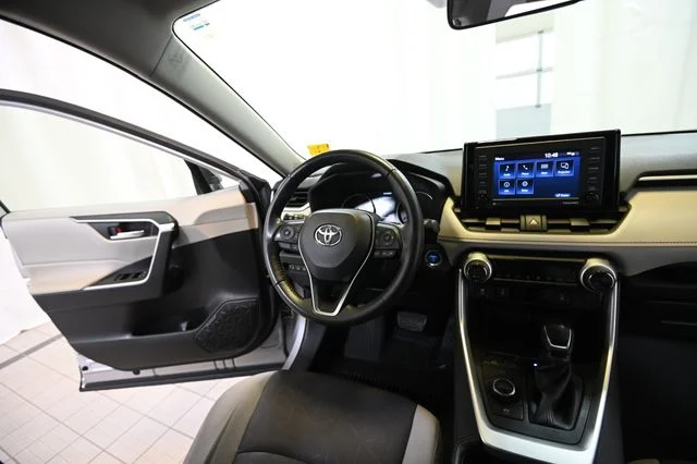 Used 2021 Silver Toyota XLE image 27