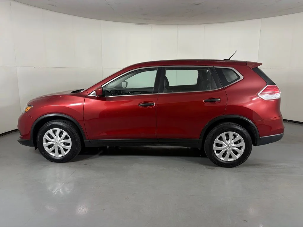 Used 2016 Red Nissan S image 5
