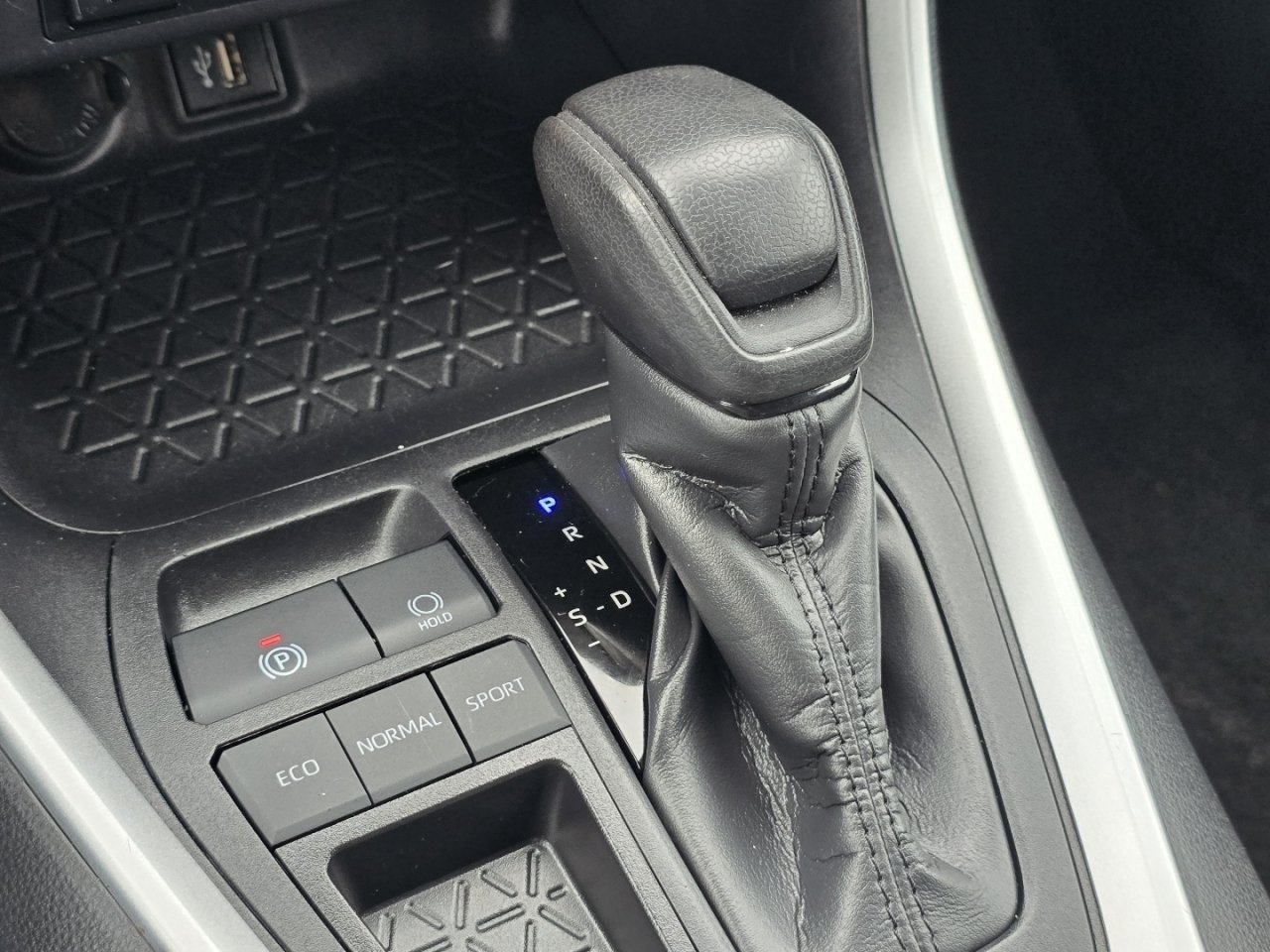 2025 Toyota RAV4 XLE - Photo 28