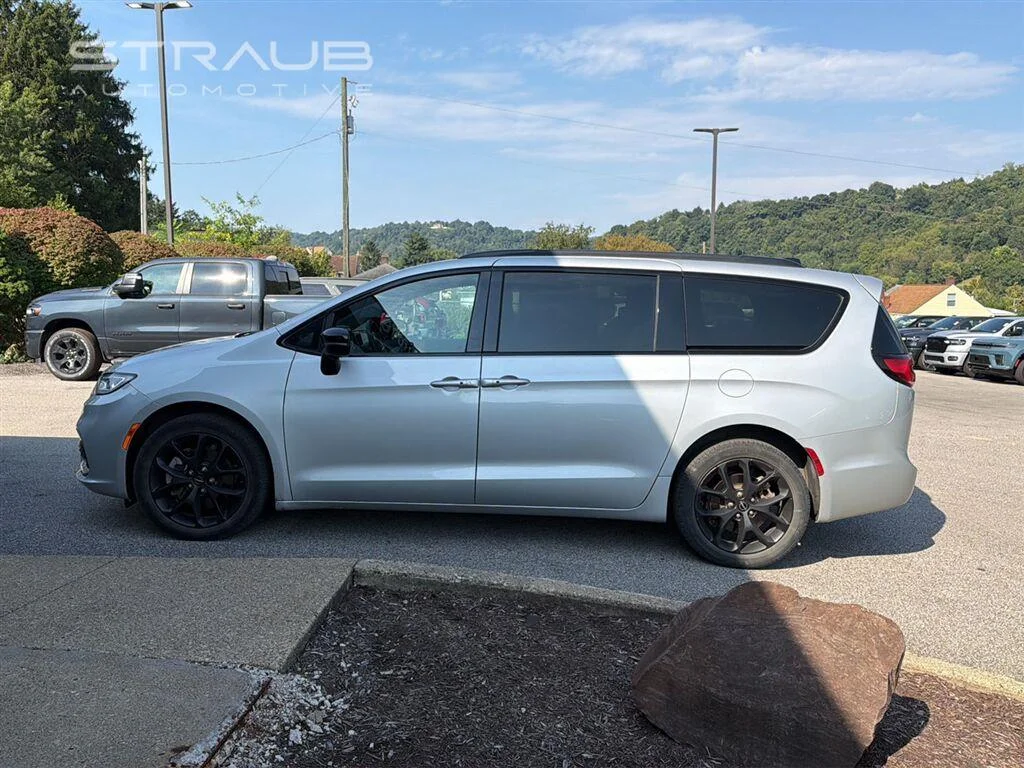 Used 2024 Silver Mist Clearcoat Chrysler Touring L image 5