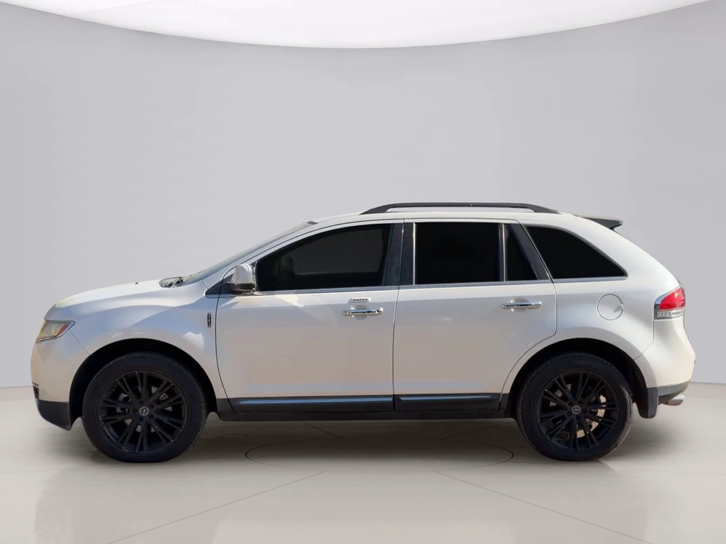 Used 2011 White Lincoln AWD image 2