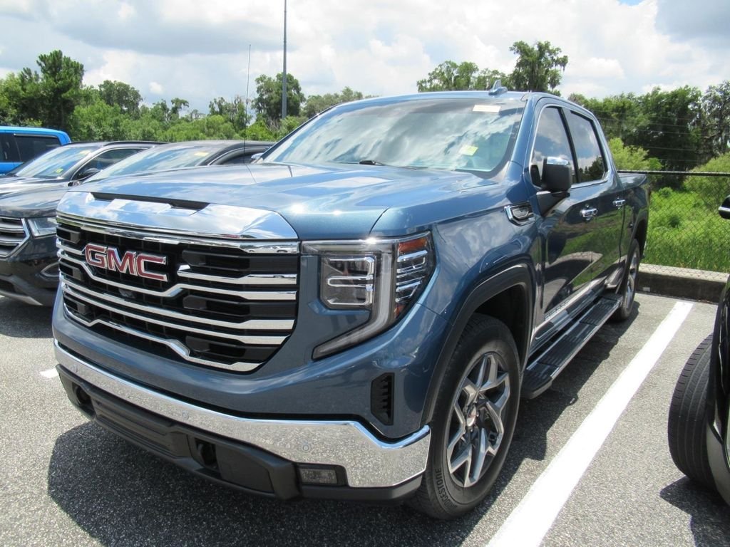 Used 2024  GMC SLT image 2