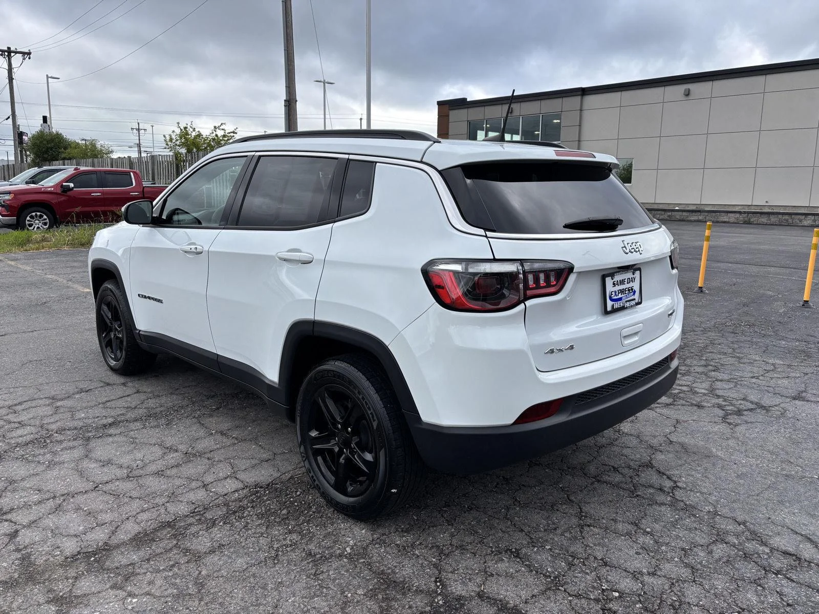 Used 2023 Bright White Clearcoat Jeep Latitude image 5