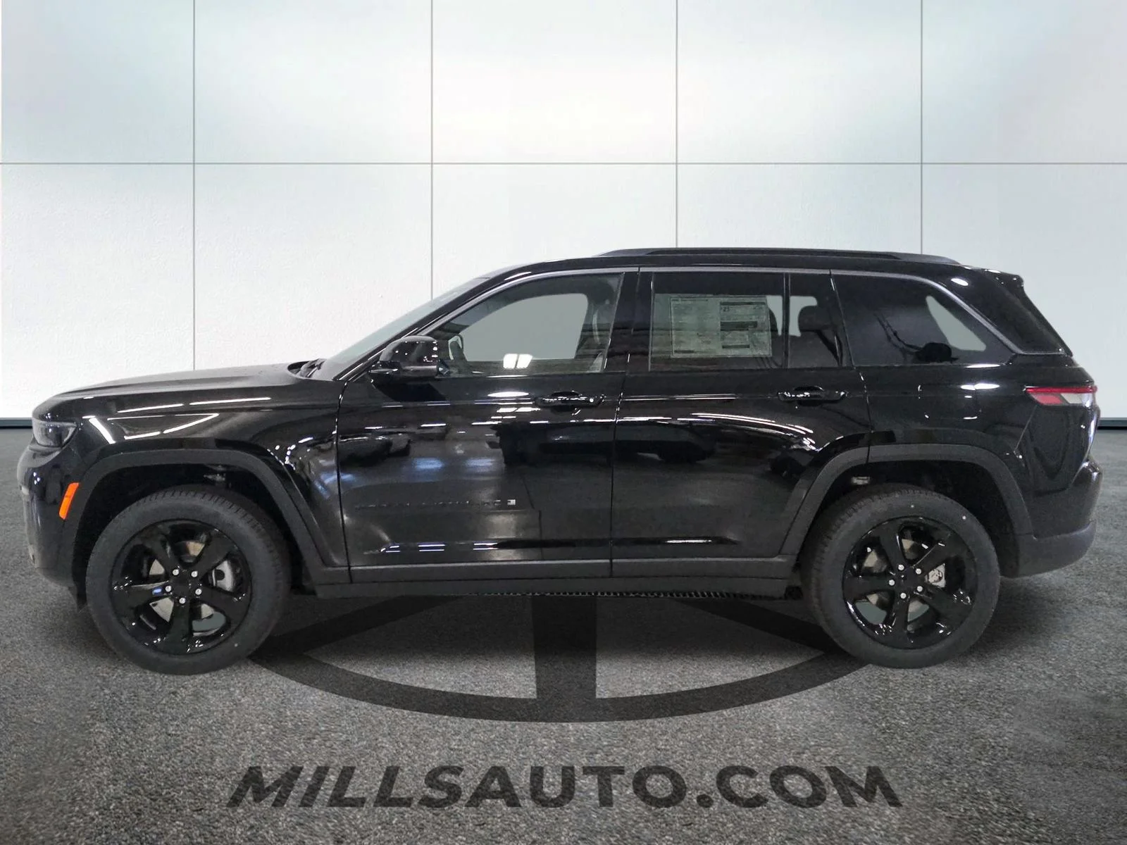 New 2026 Diamond Black Crystal Pearl-Coat Exterior Paint Jeep Limited image 3
