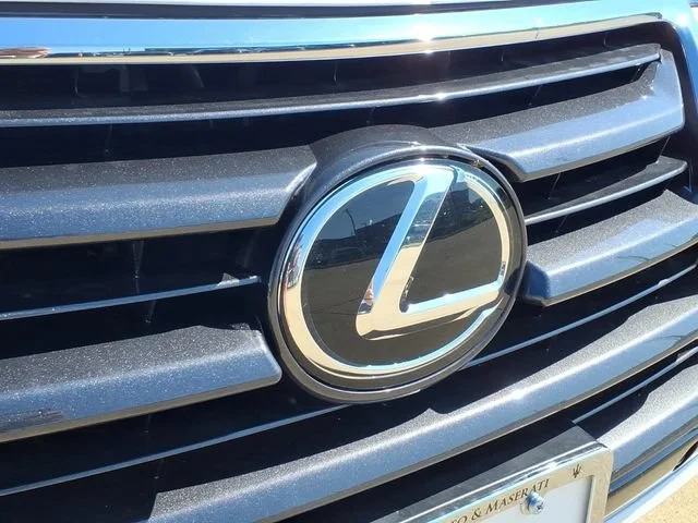 Used 2016 White Lexus  image 22
