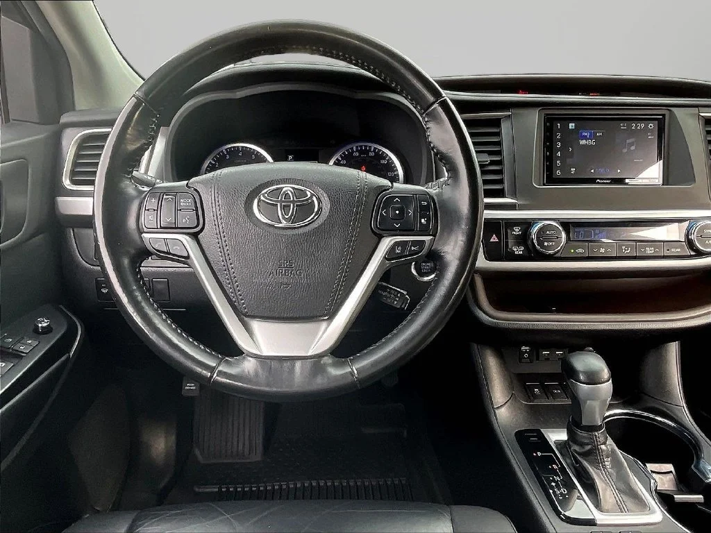Used 2019 Blizzard Pearl Toyota XLE image 9