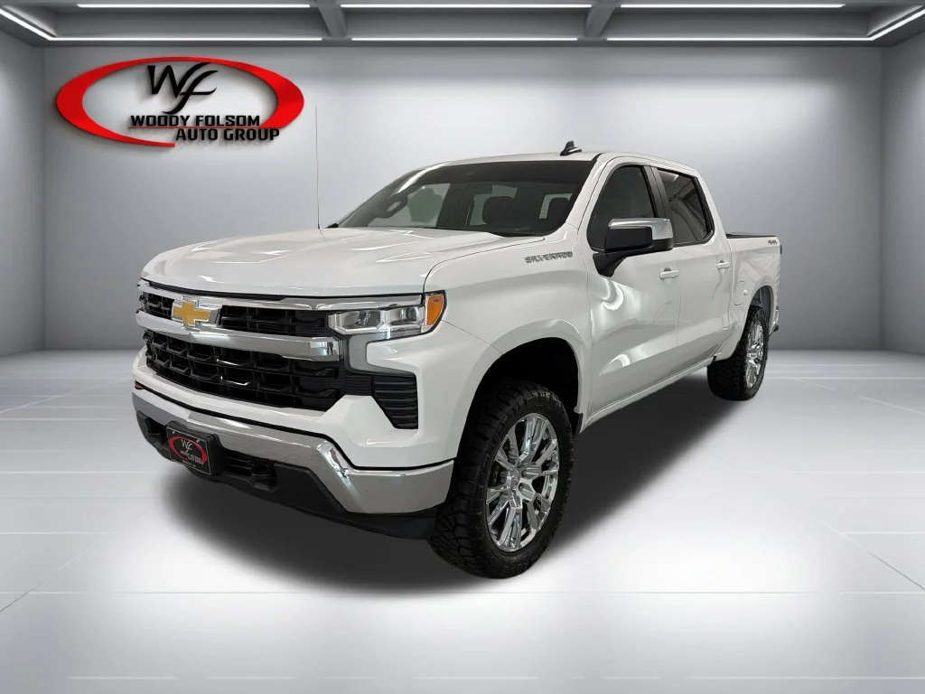 Used 2025 Summit White Chevrolet LT image 3