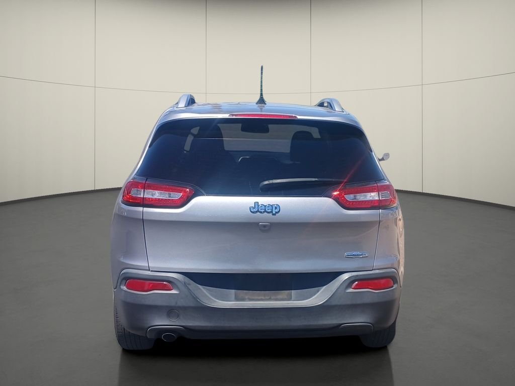 Used 2018 Silver Jeep Latitude Plus image 6