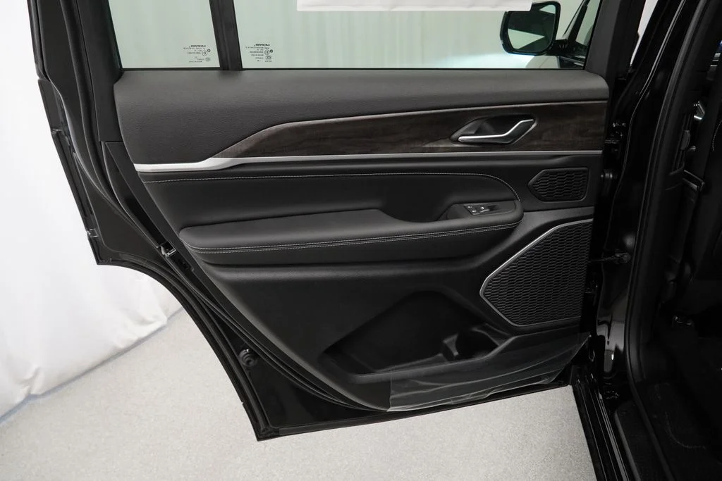 New 2026 Diamond Black Crystal Pearl-Coat Exterior Paint Jeep Limited image 30