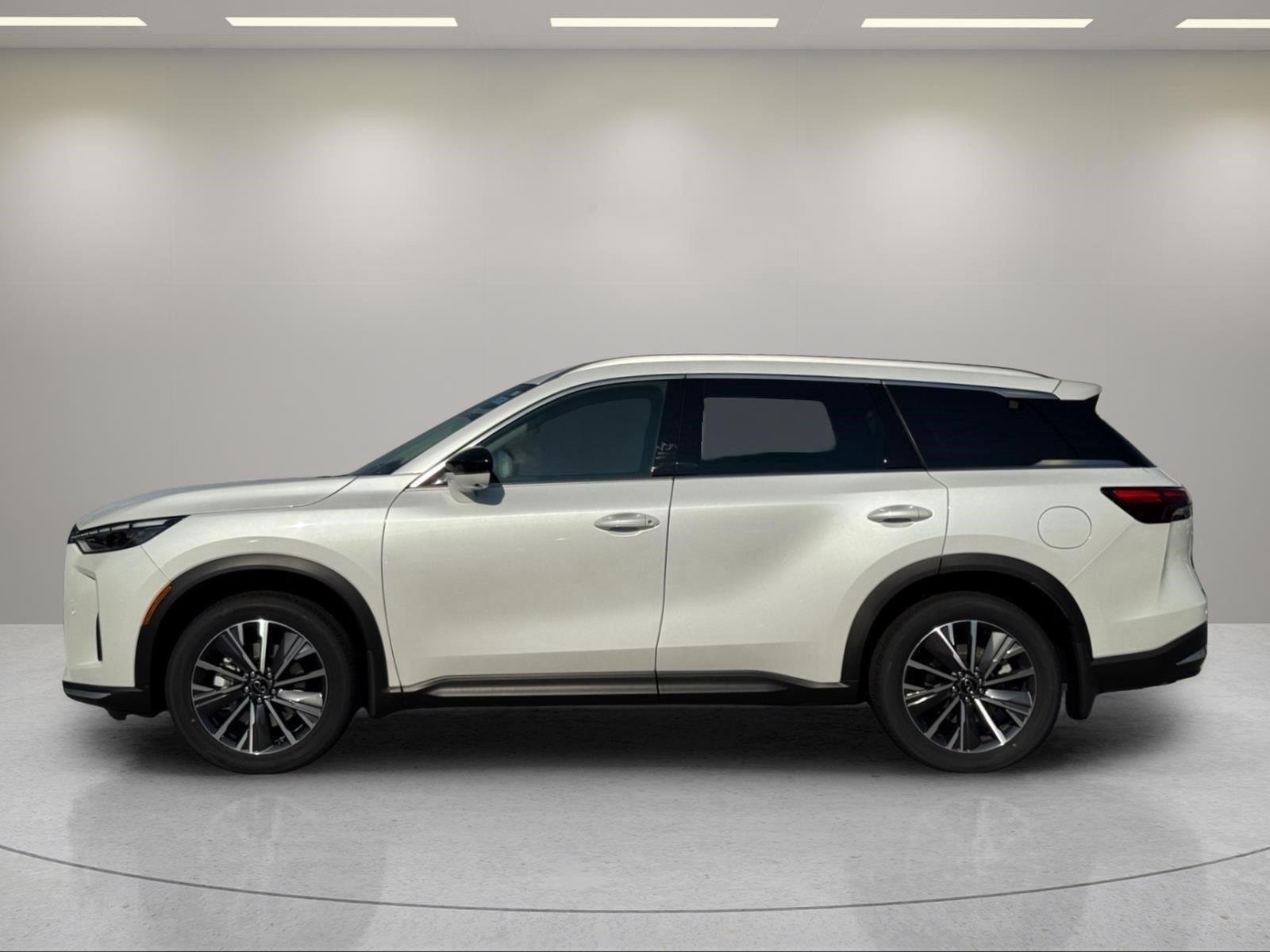 New 2027 RADIANT WHITE INFINITI Luxe FWD image 2
