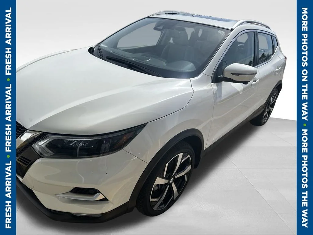 Used 2022 White Nissan SL image 1