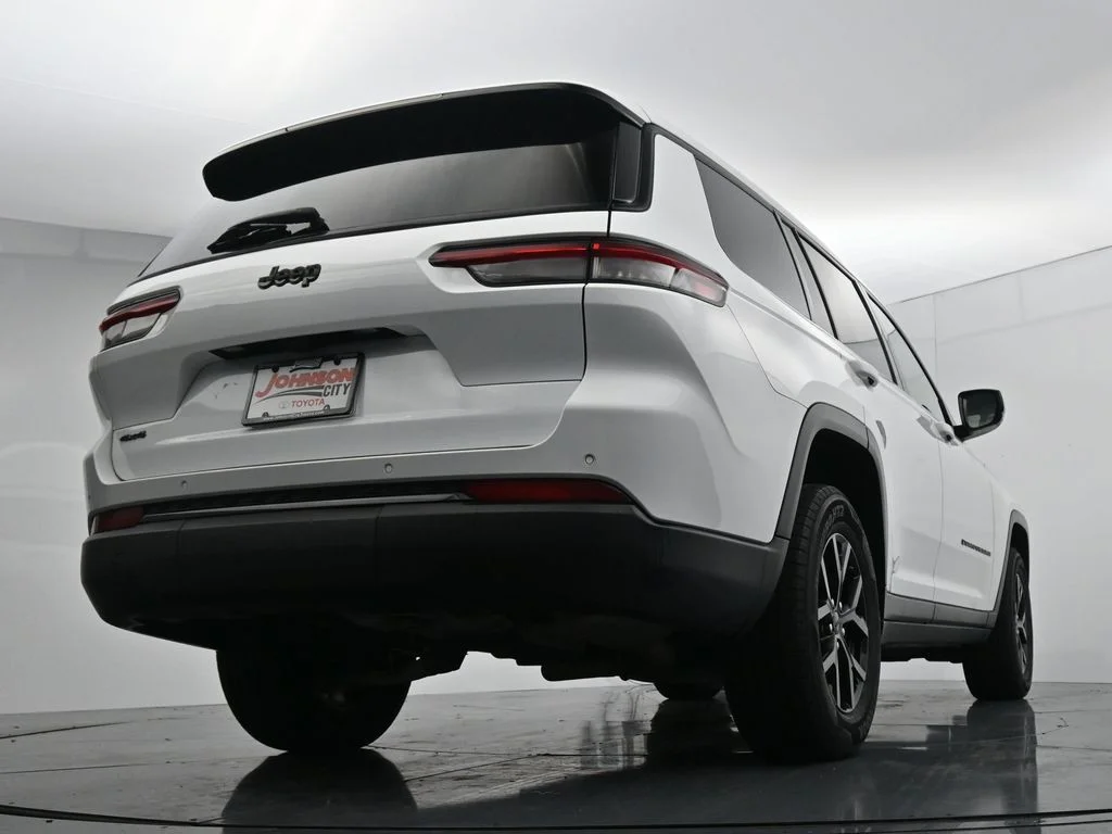 Used 2024 White Jeep Altitude image 32