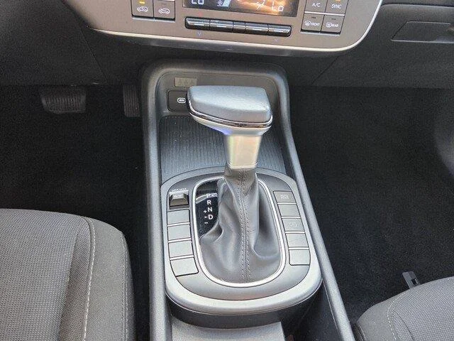 Used 2025 Atlas White Hyundai SEL image 18