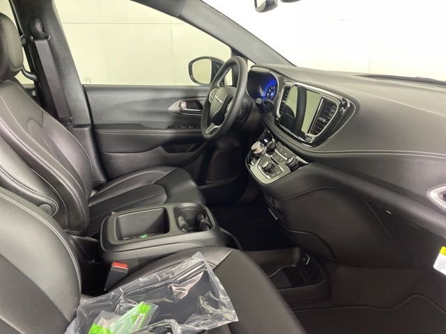 New 2026 Bright White Clear-Coat Exterior Paint Chrysler Select image 14