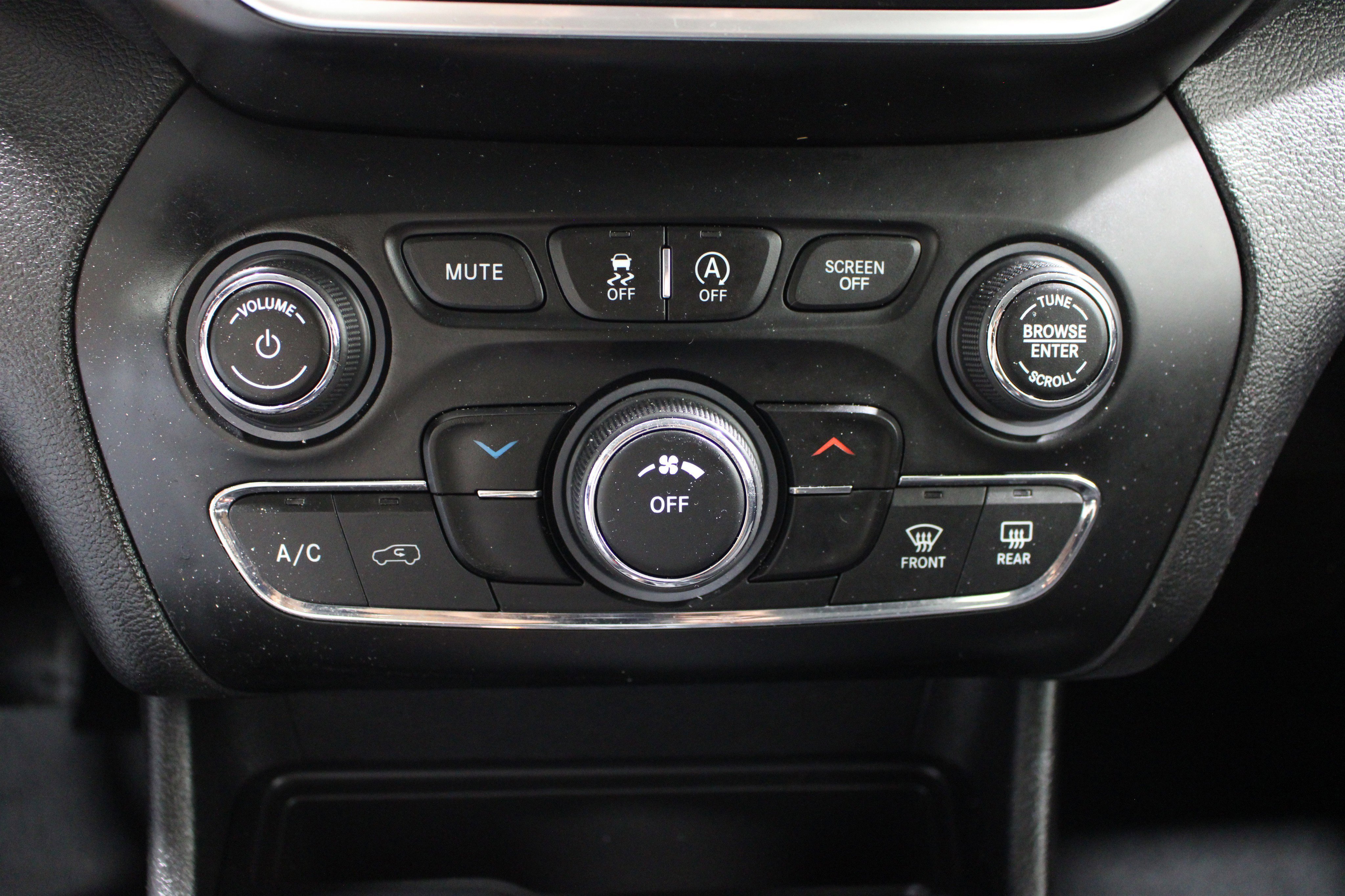 Used 2019 Velvet Red Pearlcoat Jeep Latitude image 15