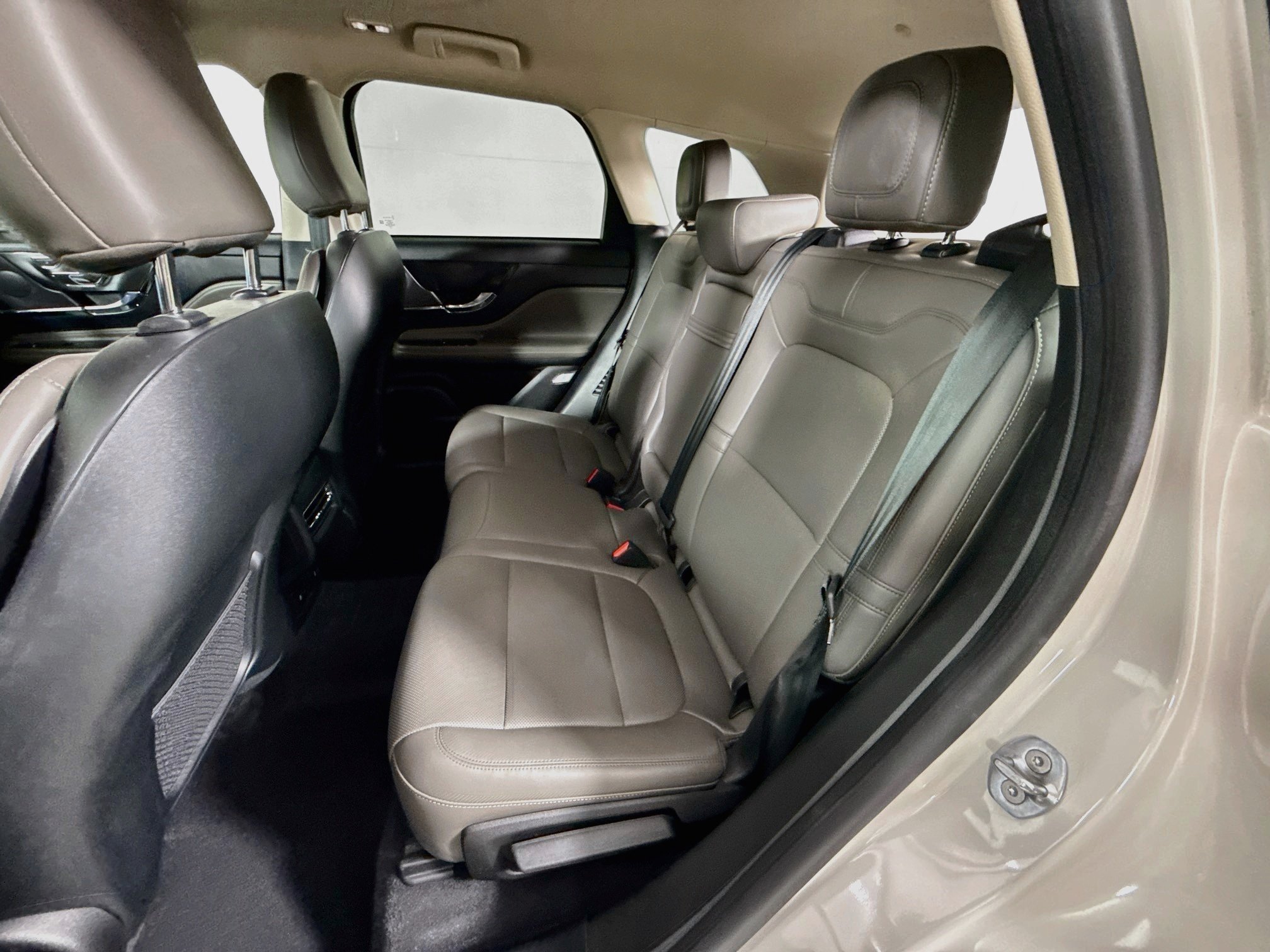 Used 2023 Ceramic Pearl Metallic Tinted Clearcoat Lincoln Standard image 5