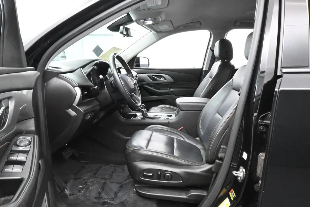 Used 2021 Mosaic Black Metallic Chevrolet RS image 9