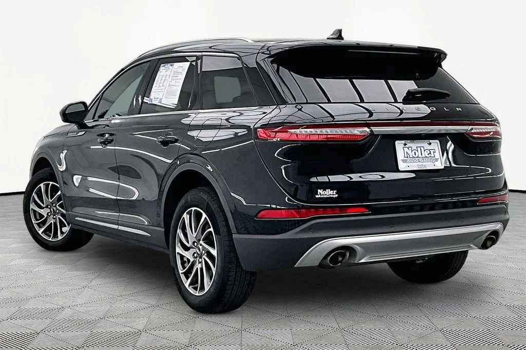 Used 2022 Black Metallic Lincoln Standard image 13