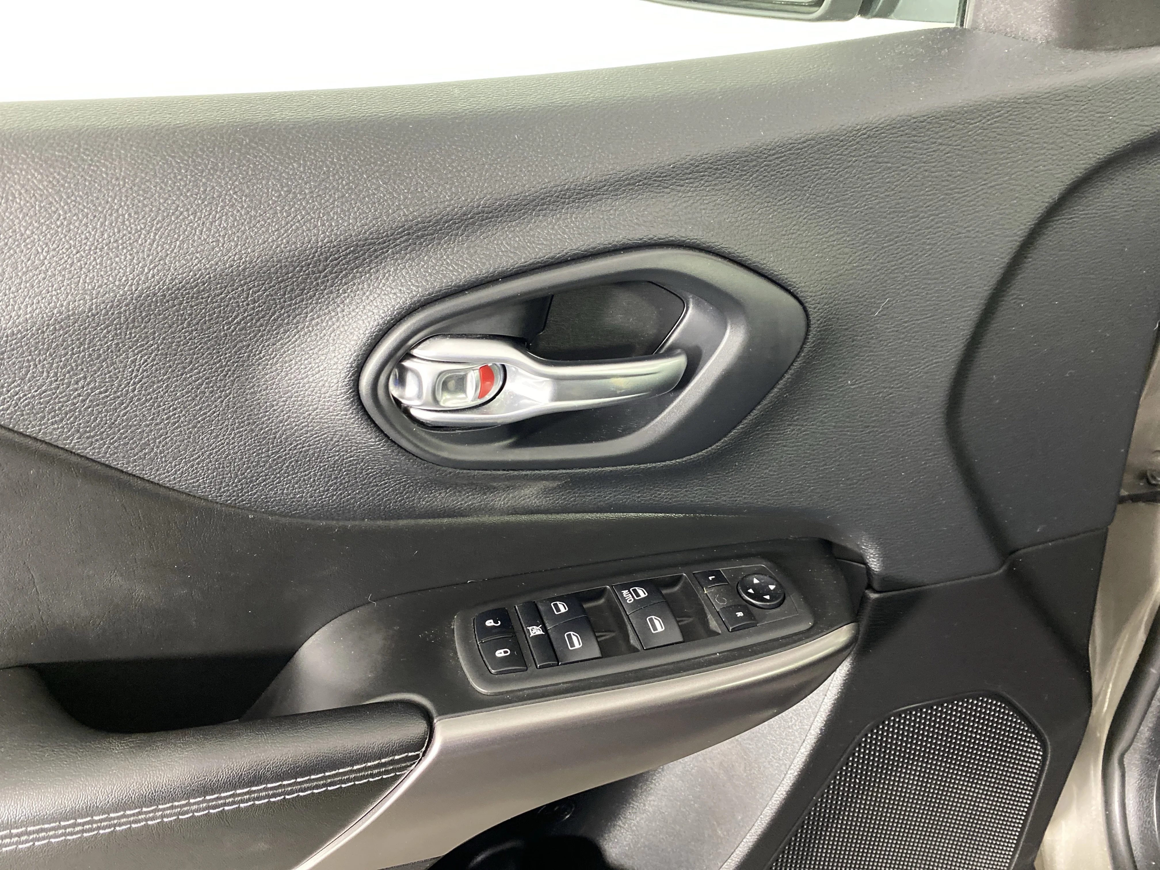 Used 2019 Light Brownstone Pearlcoat Jeep Latitude image 14